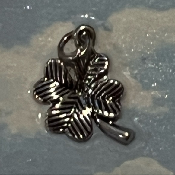 Charm: NEW Sterling Silver Plated Four Leaf Clover Lucky Shamrock Irish - Picture 1 of 4